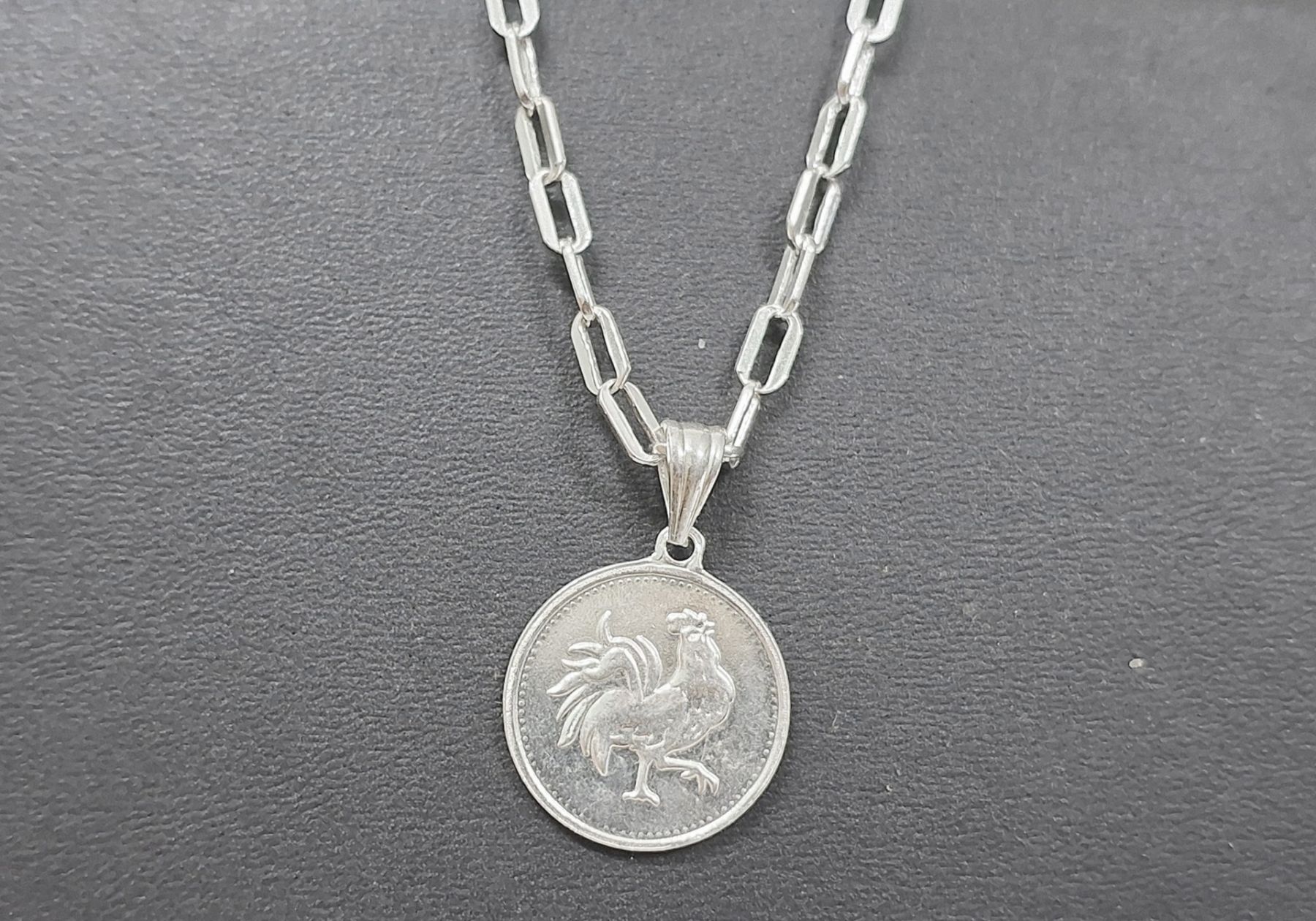 Cải vận dựa vào bổ sung mệnh khuyết, khuyết kim có thể dùng hình con gà