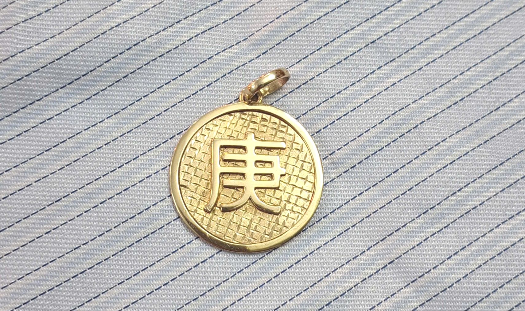 mặt vàng kim vạn kiến quý cải vận cho người khuyết mệnh