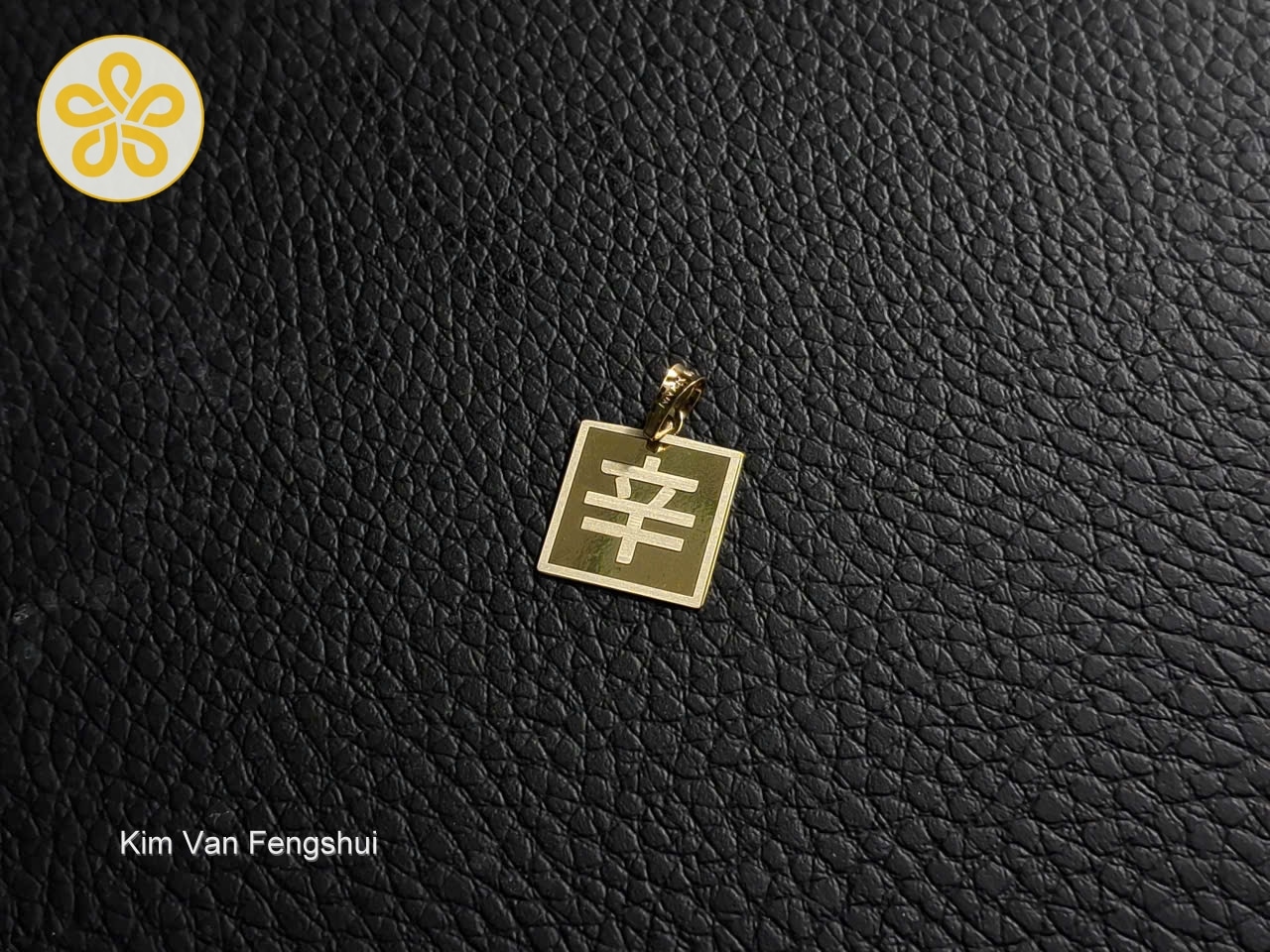 Mặt dây chuyền kiến quý